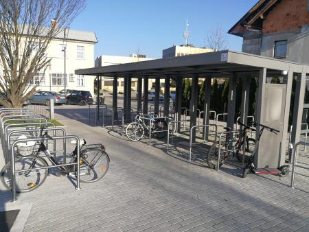 Parkirišče za kolesa na železniški postaji v centru Domžal